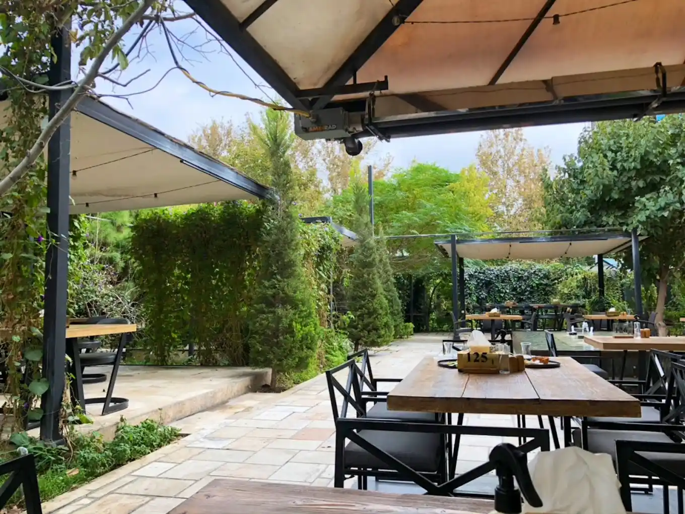 کافه رستوران هالیدیز هاشمیه مشهد